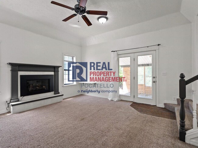 Building Photo - 5 Bedroom Home - University Area - Must See - Pet (dog) Negotiable