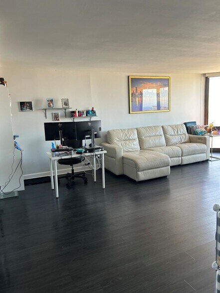 Building Photo - 2650 N Lakeview Ave