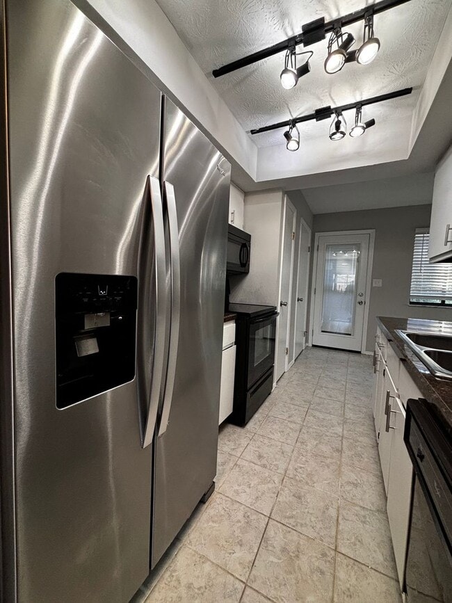 Building Photo - Cozy Butler Township Home with 2-Car Carpo...