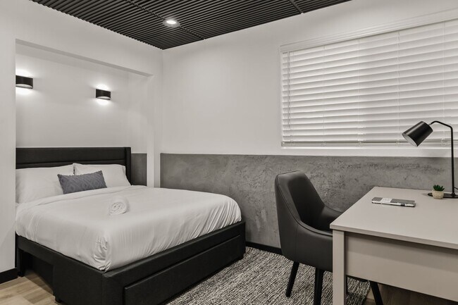 Building Photo - A 5 bedroom, 4 bathroom Fully Furnished Apartment at 1515 1/2 Selby Ave.