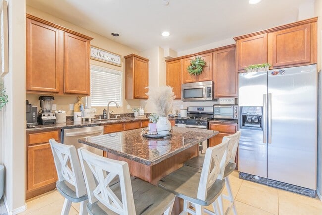 Building Photo - Conveniently located 3 Bedroom, 2 bath wit...
