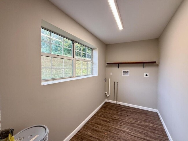 Building Photo - 11025-11107 107 Cutoff