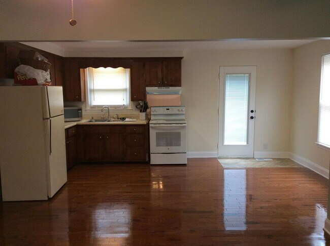 Building Photo - 564 Briarwood Dr