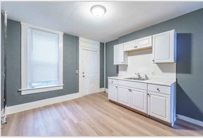Building Photo - 173 Elm St