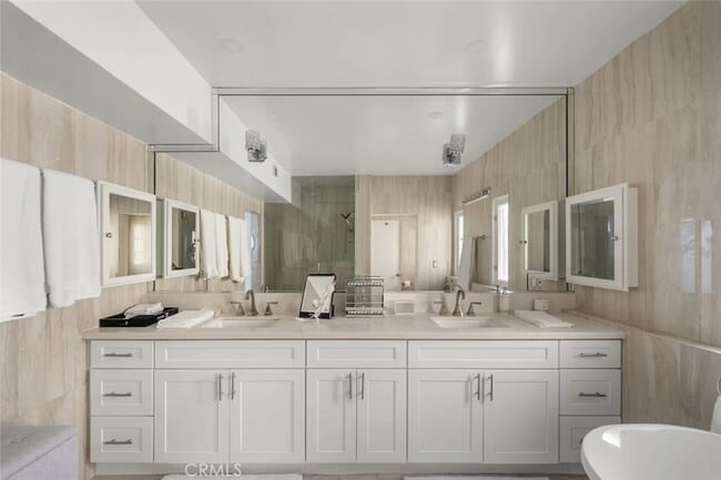 Building Photo - 31877 Circle Dr