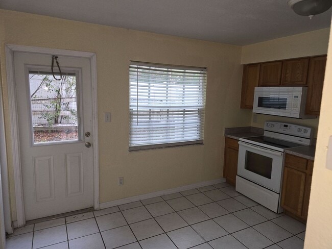 Building Photo - Charming 2 bedroom, 1.5 bathroom, 2 story ...