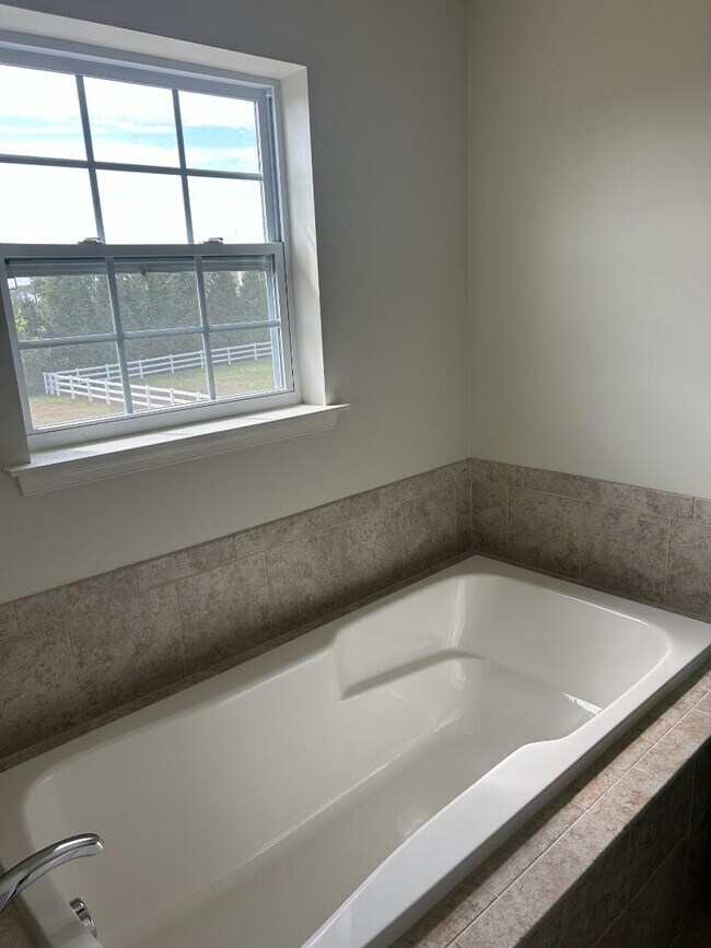 Building Photo - 453 Jockey Hollow Dr