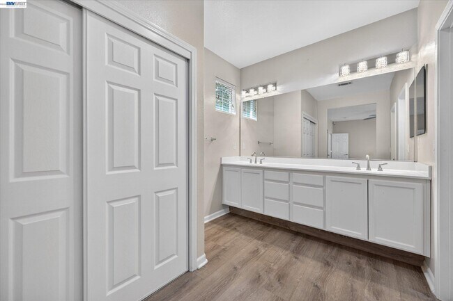 Building Photo - 244 Balsam St