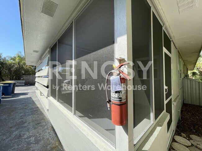 Building Photo - Freshly Renovated 2 Bed/1 Bath Apartment in Clearwater