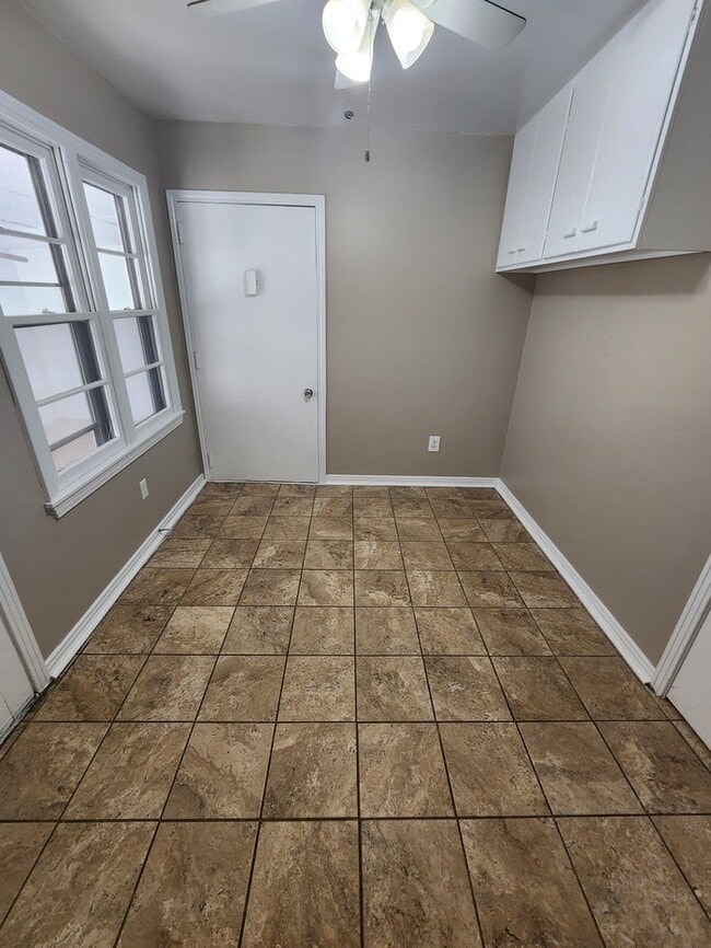 Building Photo - 3 bed 2 bath 1 car garage