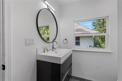 Building Photo - 3627 Woodland Ave