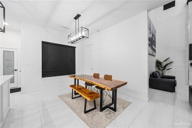 Building Photo - 1615 Lago Delton