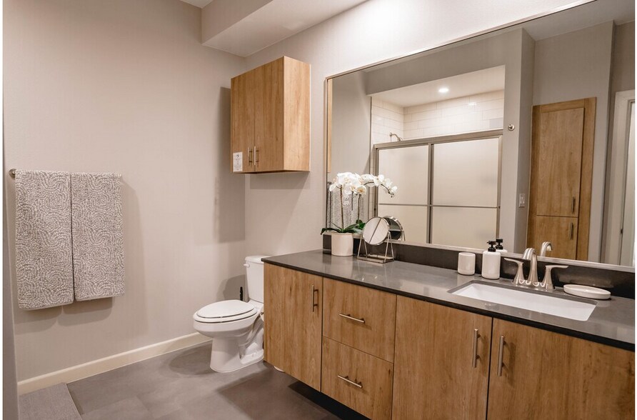 Building Photo - 600 E Dallas Ave