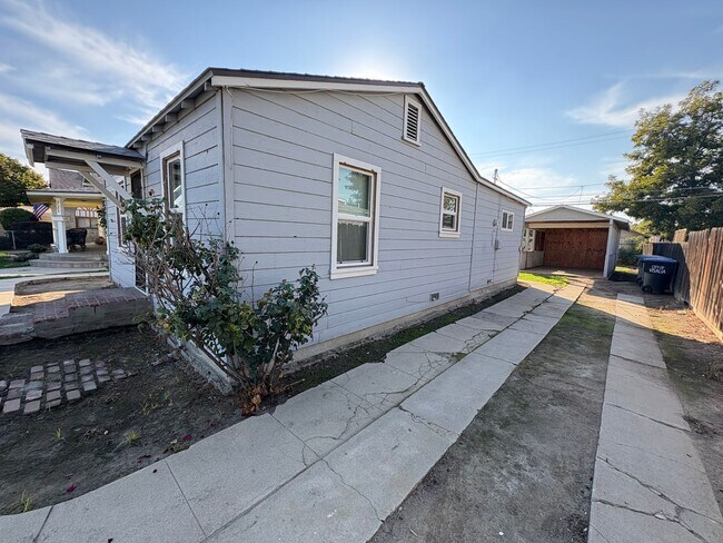 Building Photo - Cozy Home On Spacious Lot Available Now!