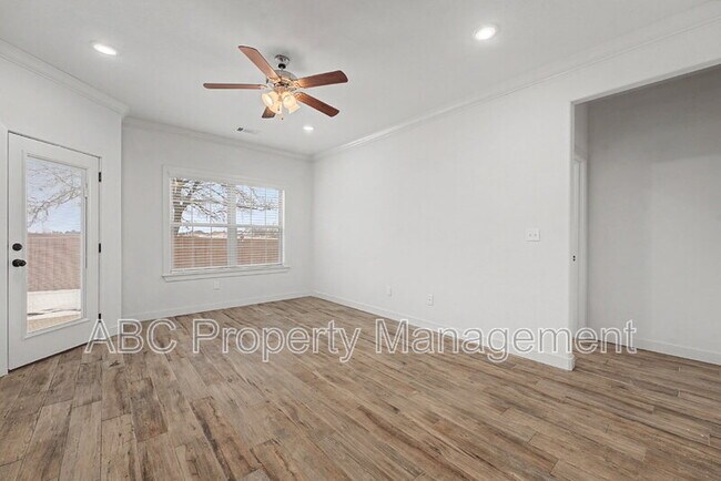 Building Photo - 3213 SW Hillstone Ave