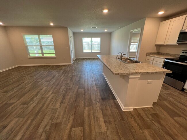 Building Photo - 399 This Way