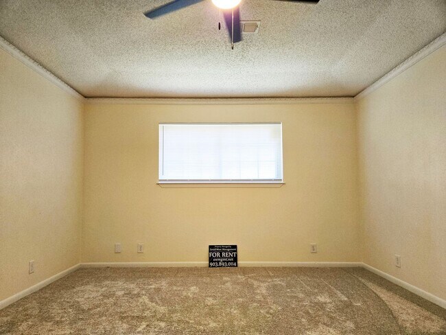 Building Photo - Brick 3/2/2 in Nice Denison Neighborhood O...