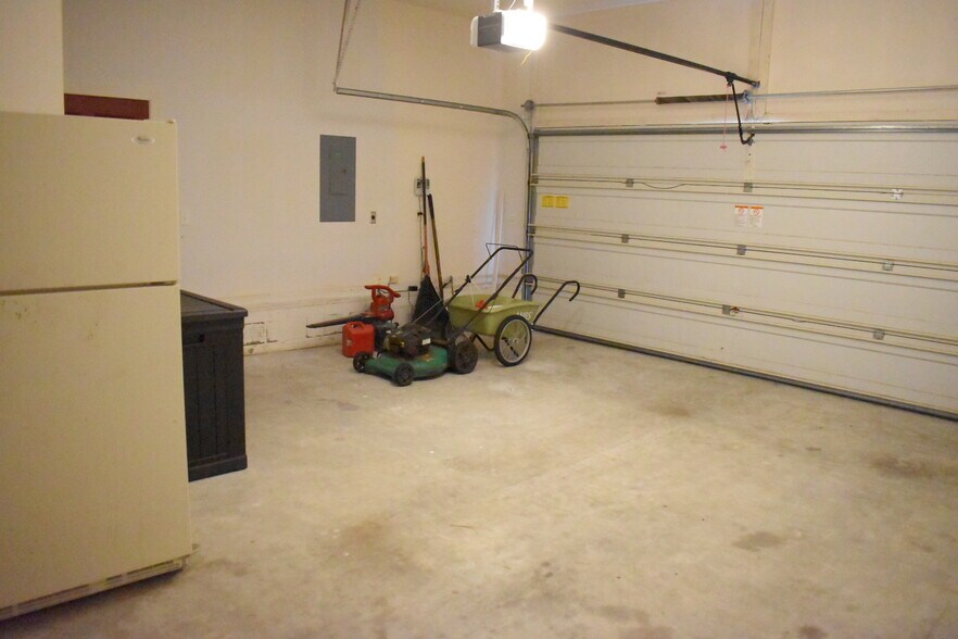 Building Photo - 7002 Hallstead Ct