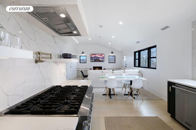 Building Photo - 29 W Lake Dr