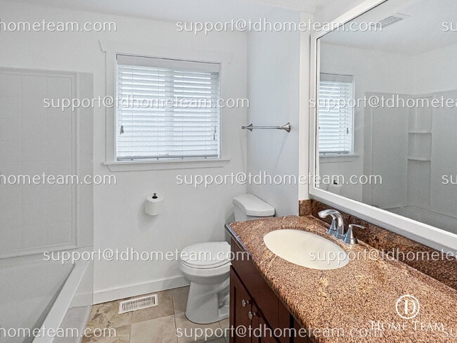 Building Photo - "Charming 4-Bed Family Home in SeaTac with Granite Countertops & Hardwood Floors!"