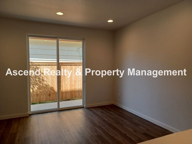 Building Photo - Newer 2 Level Townhome with Patio in Alberta Available August 10 Garbage Included Small Pets OK