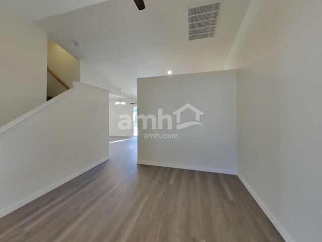 Building Photo - 495 E Whitbeck St