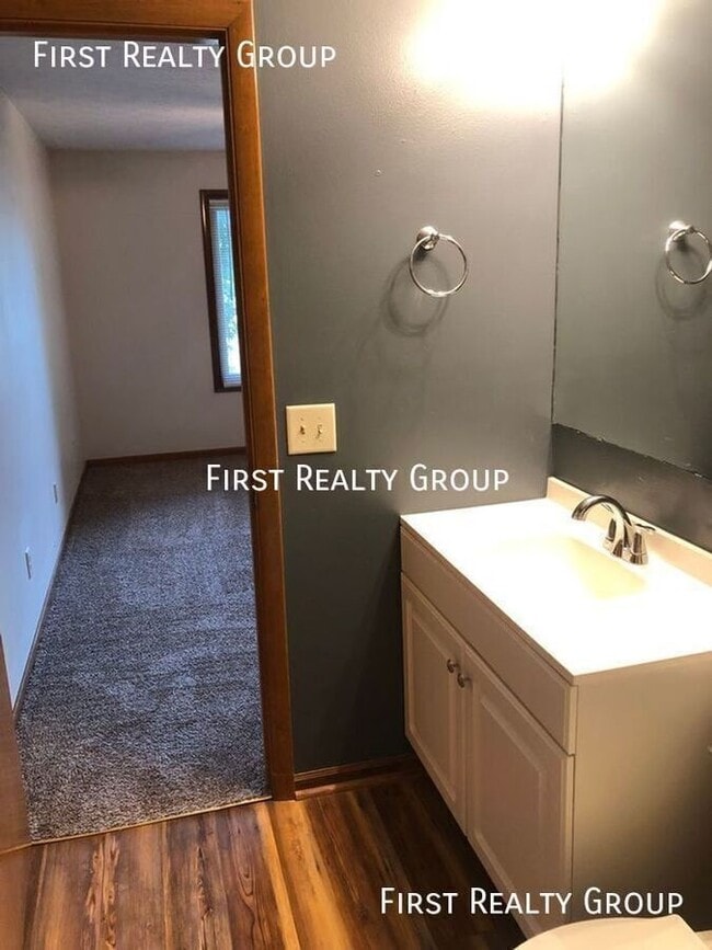 Building Photo - 2 Bedroom, 2 bath Upstairs Apartment in Ce...