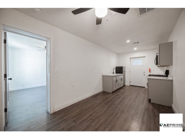 Building Photo - Charming Phoenix 1/1 Apartment with Modern Upgrades &amp; Prime Location!