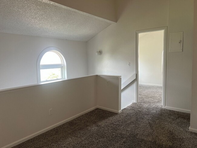 Building Photo - Spacious 3 Bed, 2 Full Bath Townhome near the Highline Canel!