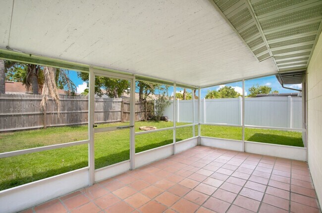 Building Photo - 137 Peppertree Dr