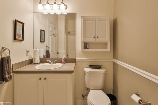 Building Photo - Bright, spacious 2-bedroom / 2-bath condo available now!