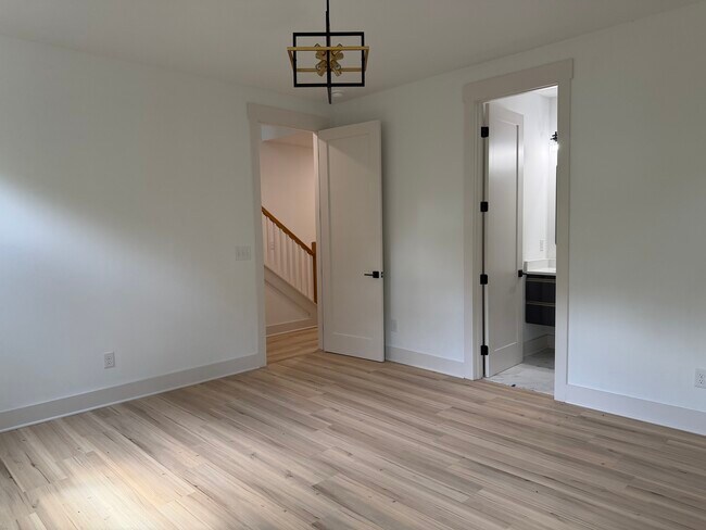 Building Photo - 105 Hart Ln