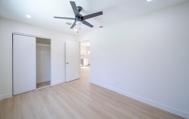 Building Photo - 206 W Broadbent Dr