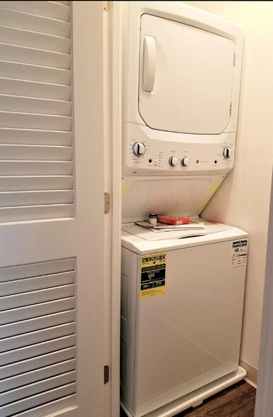 Building Photo - 121 Massol Ave