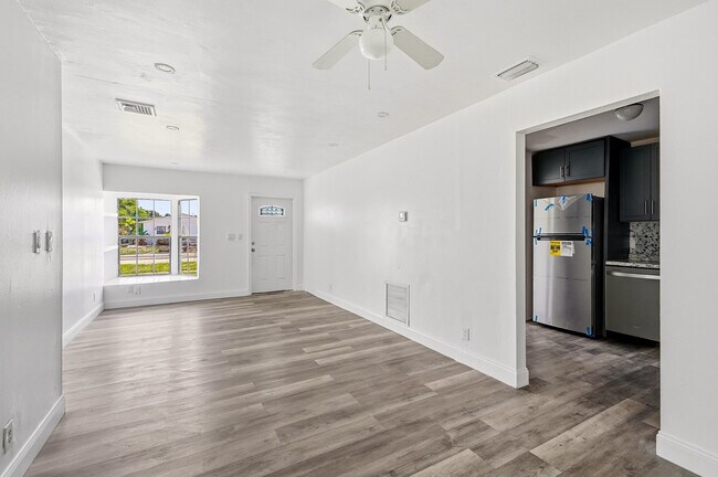 Building Photo - 1060 SW 5th Terrace