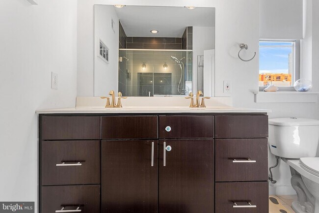 Building Photo - 2013 E York St