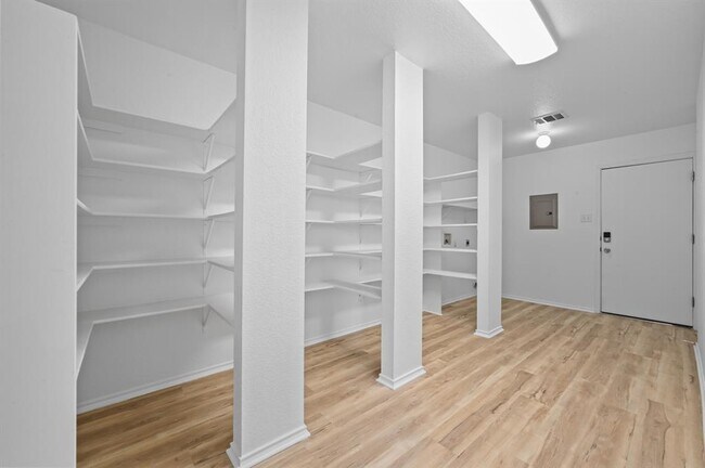 Building Photo - 2412 Regal Park Ln