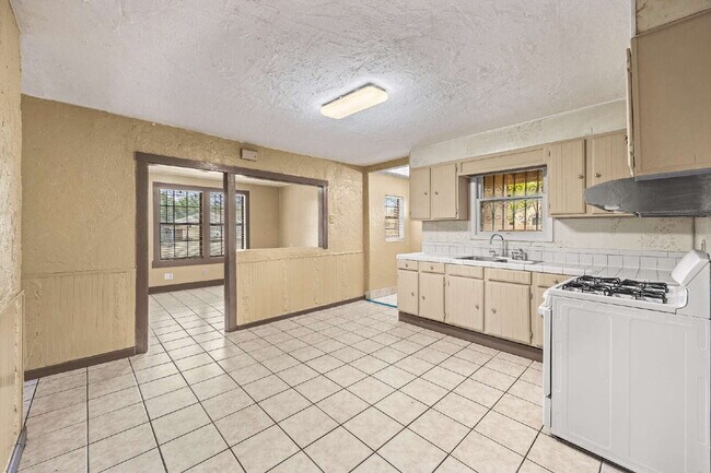 Building Photo - Convenient Living! 3 Bedroom Triplex with Driveway Parking