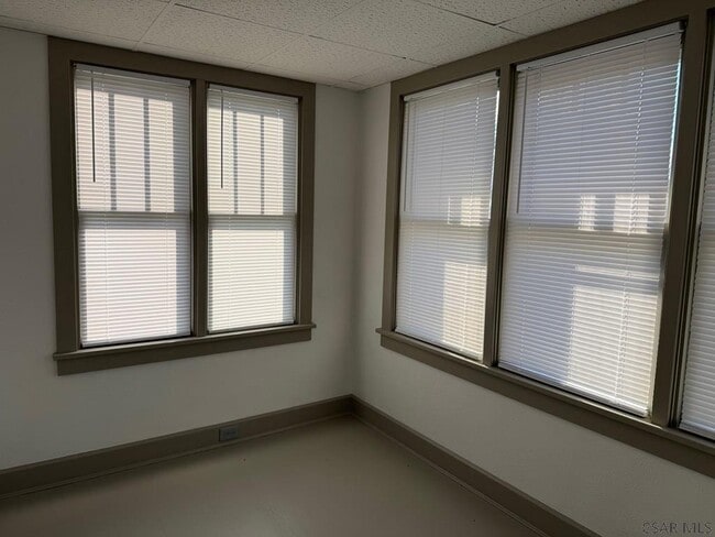 Building Photo - 1727 Scalp Ave