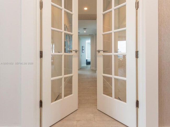 Building Photo - 1300 Brickell Bay Dr