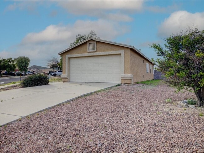 Building Photo - 2 Bedroom 2 Bath Single Story