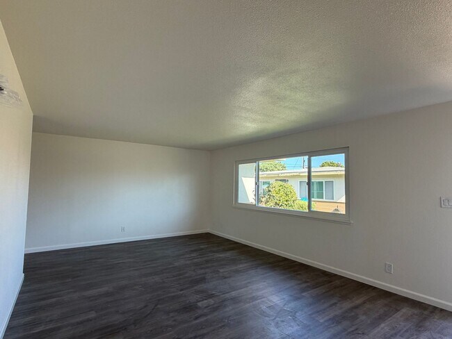 Building Photo - G43100E