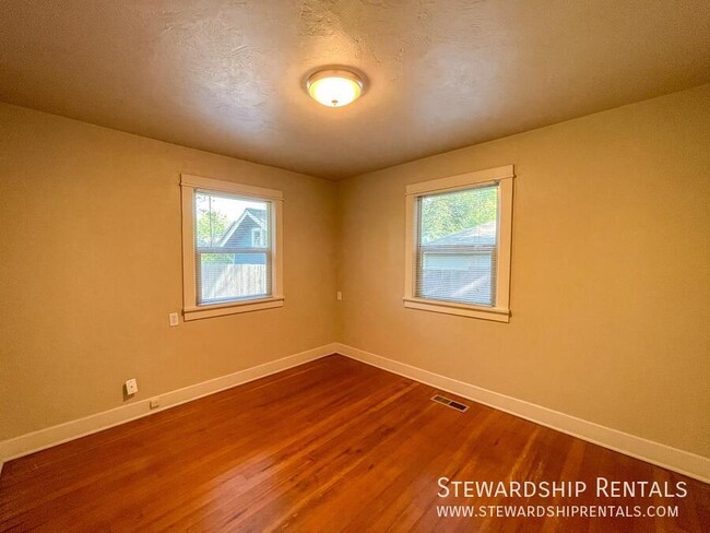 Building Photo - 5 Bd Close to Campus!