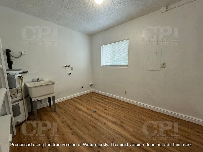 Building Photo - 303 Nevada Dr