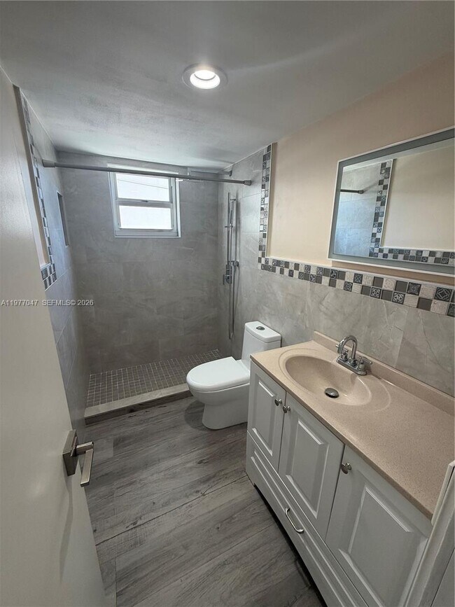 Building Photo - 1340 Lincoln Rd