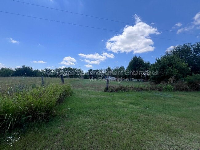 Building Photo - 204 Wolf Ln