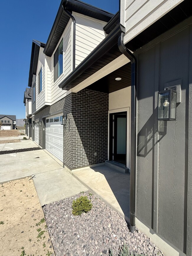 Building Photo - 564 1860 N