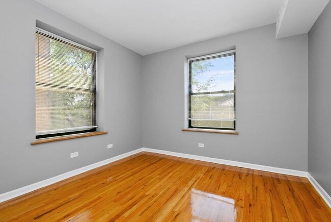 Building Photo - Two Bedroom in South Shore