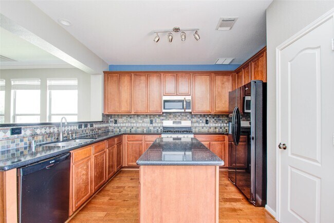 Building Photo - 16110 Limestone Lake Dr