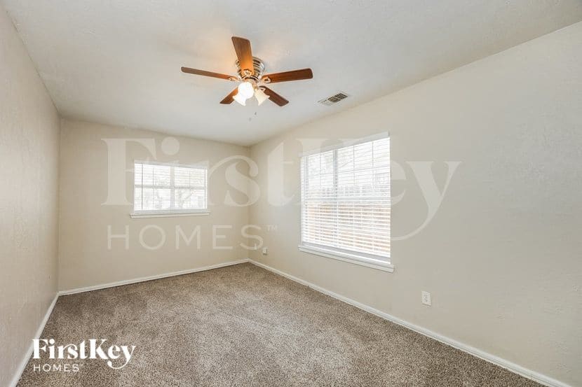 Building Photo - 523 Pinehurst Blvd